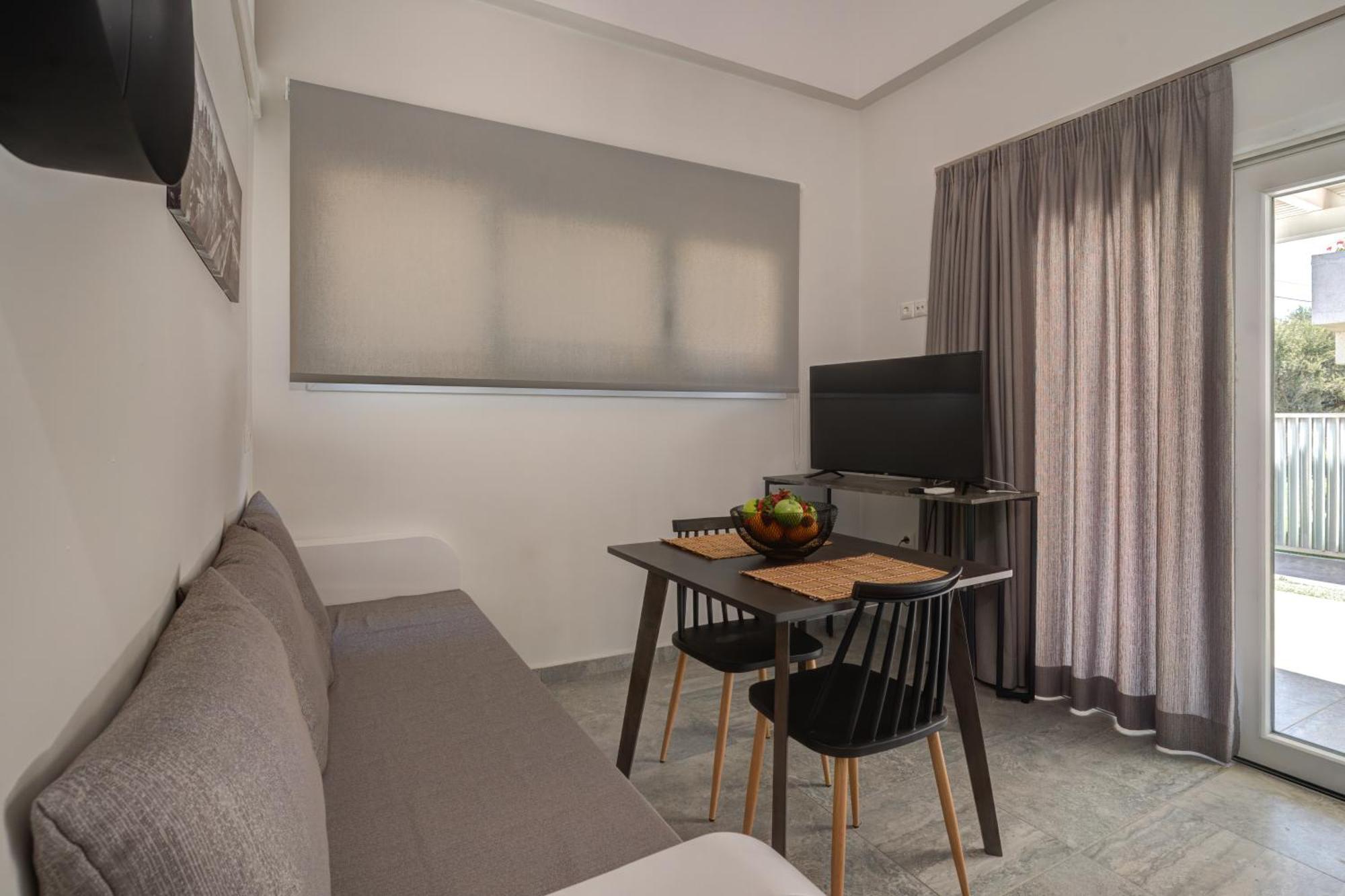 Molos Beachfront Apartments In 디아코프토 외부 사진