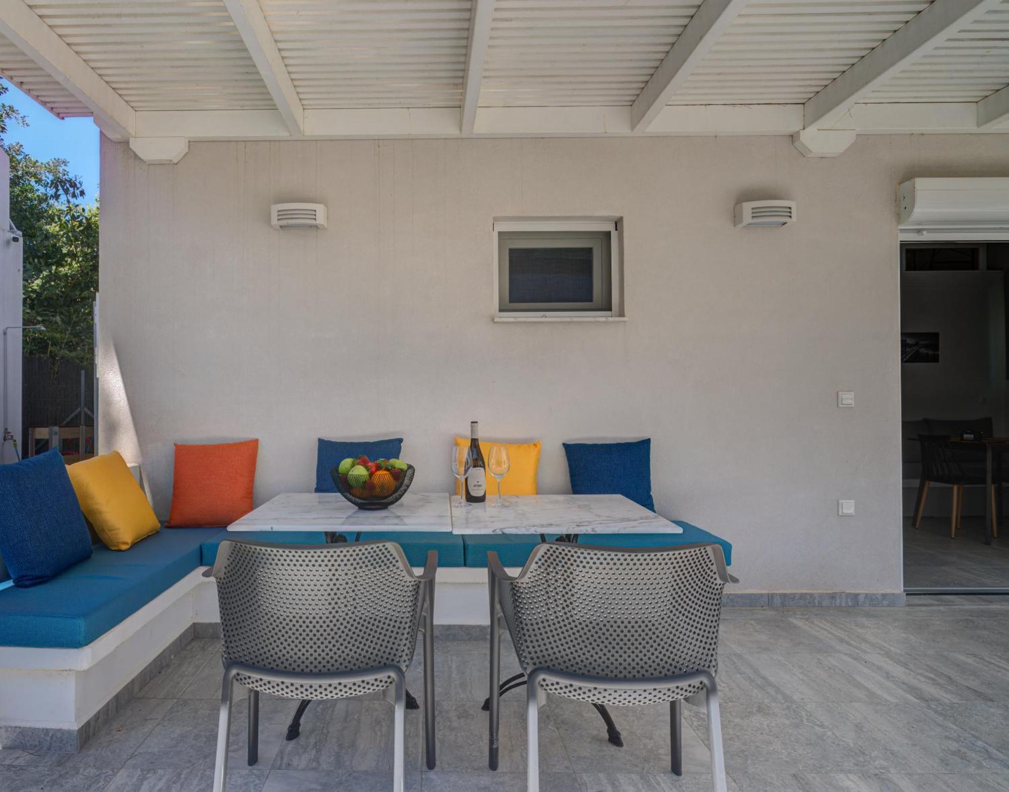 Molos Beachfront Apartments In 디아코프토 외부 사진