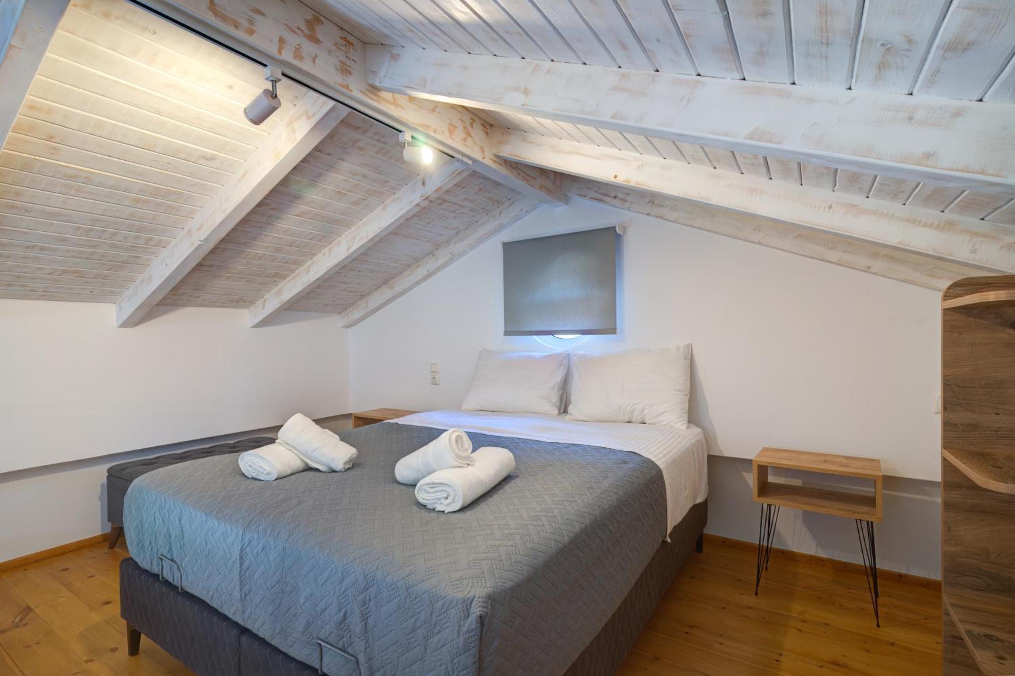 Molos Beachfront Apartments In 디아코프토 외부 사진