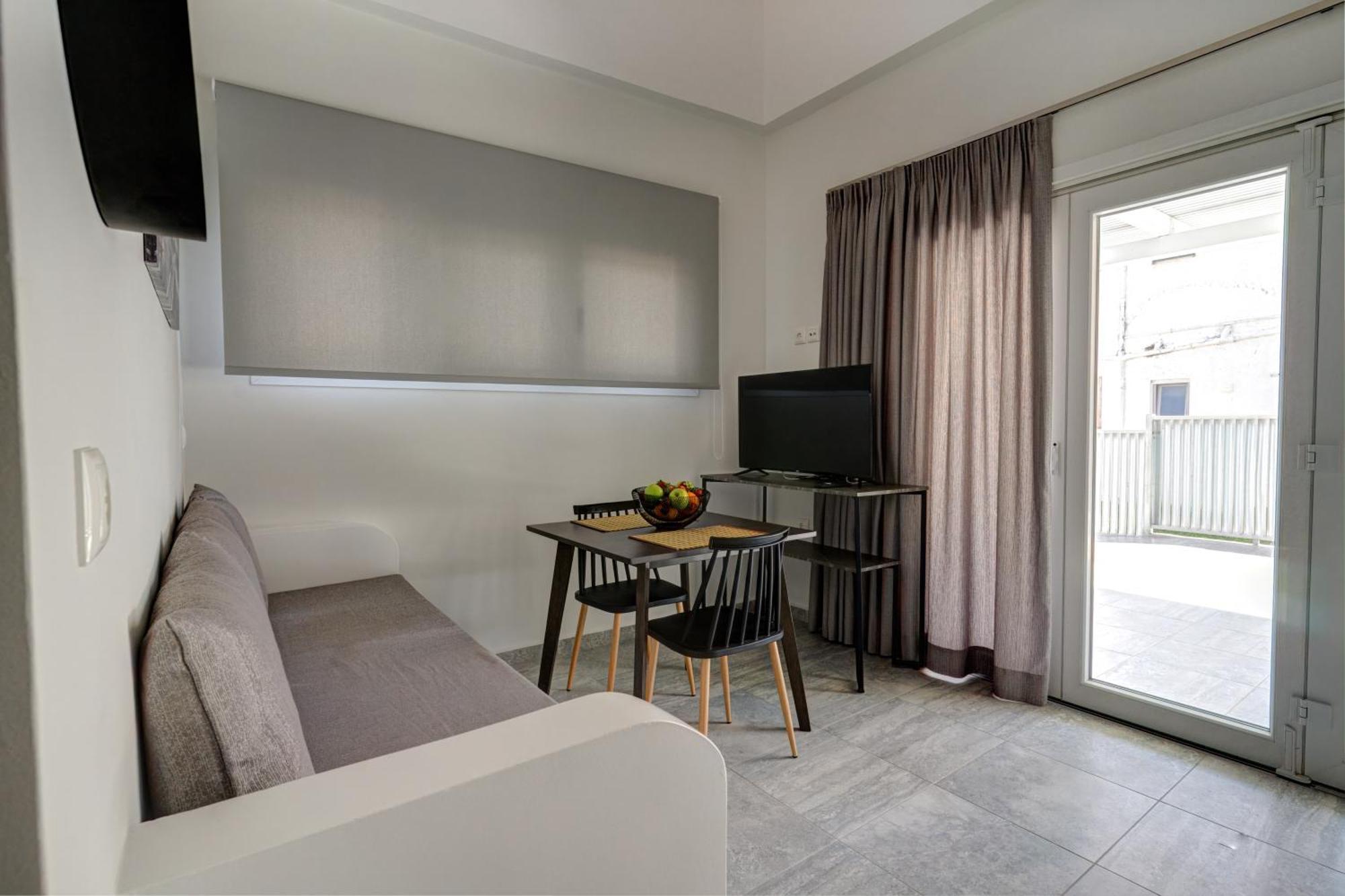 Molos Beachfront Apartments In 디아코프토 외부 사진