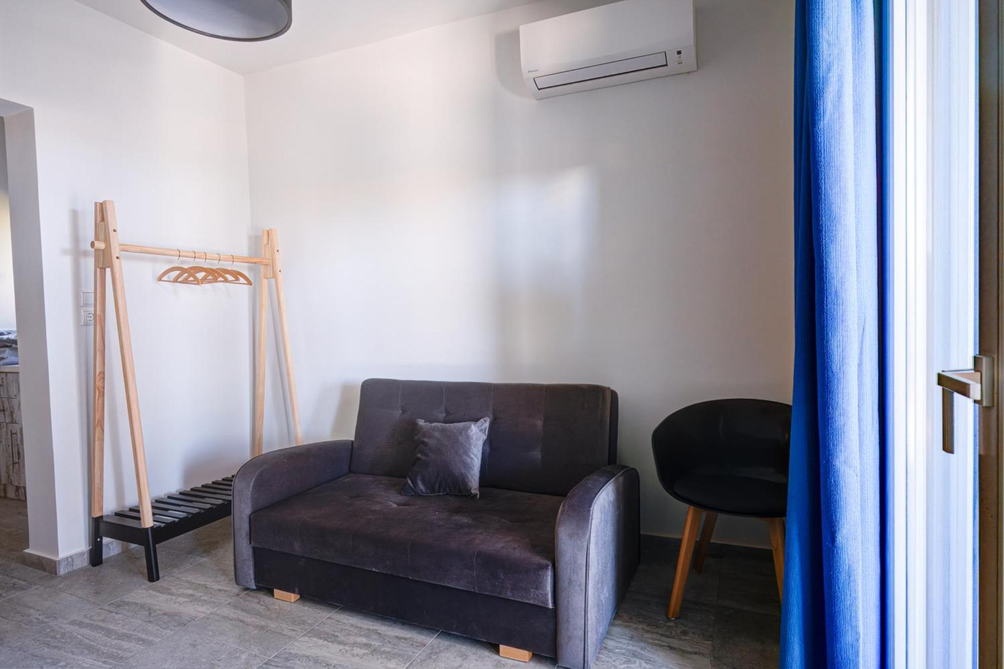 Molos Beachfront Apartments In 디아코프토 외부 사진