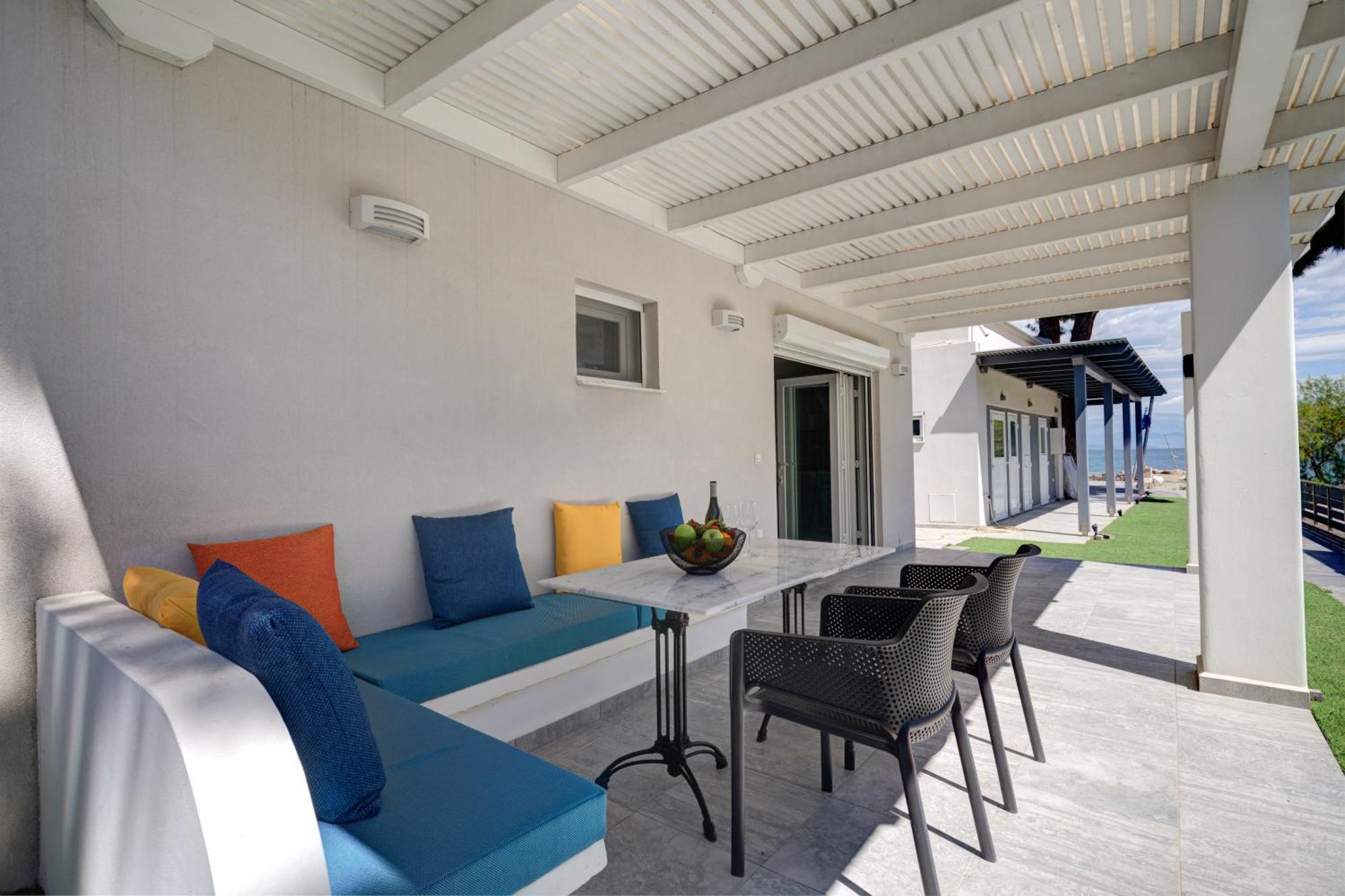 Molos Beachfront Apartments In 디아코프토 외부 사진