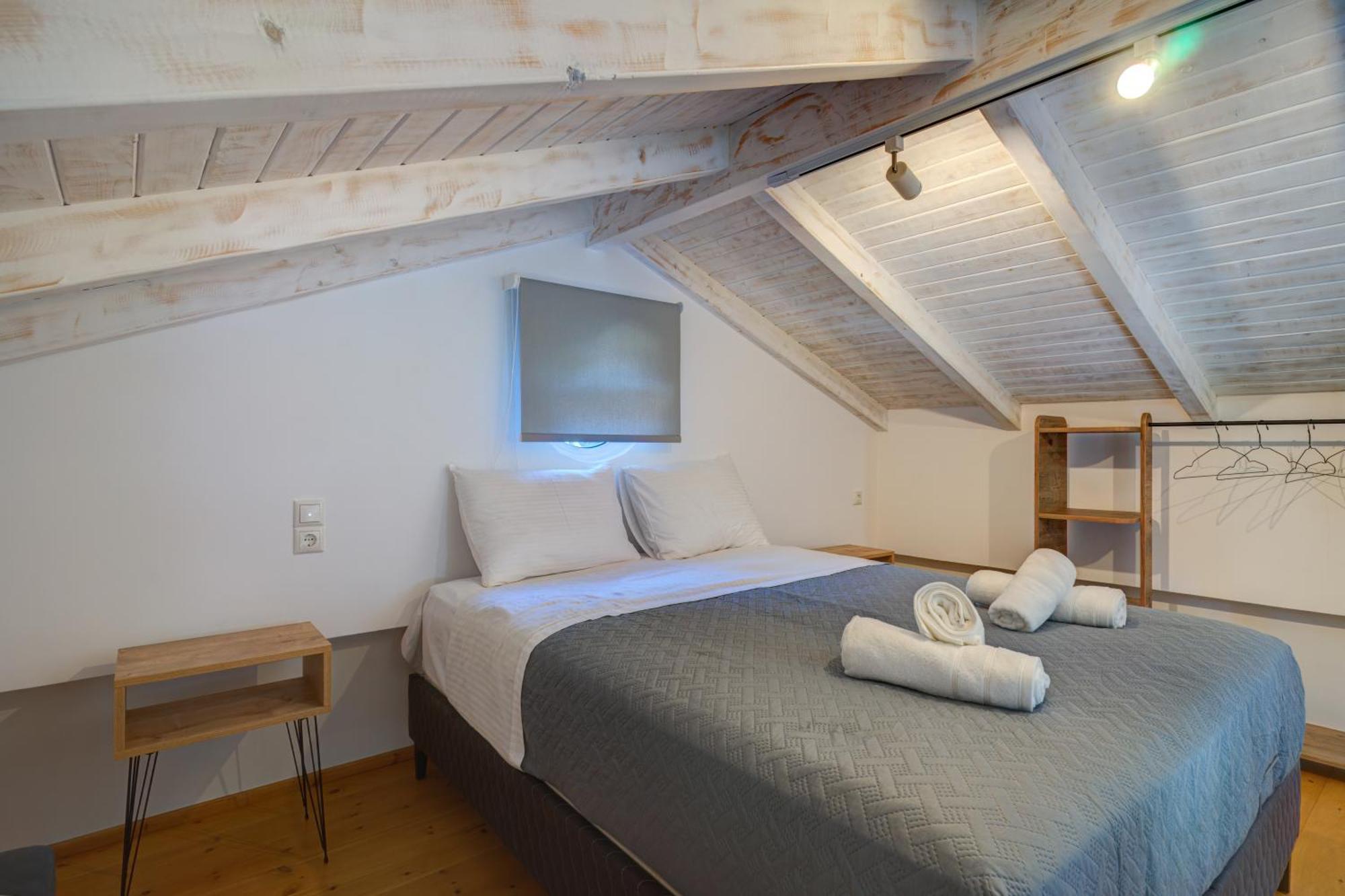 Molos Beachfront Apartments In 디아코프토 외부 사진