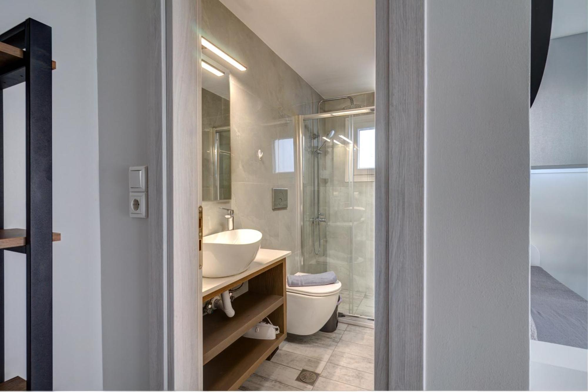 Molos Beachfront Apartments In 디아코프토 외부 사진
