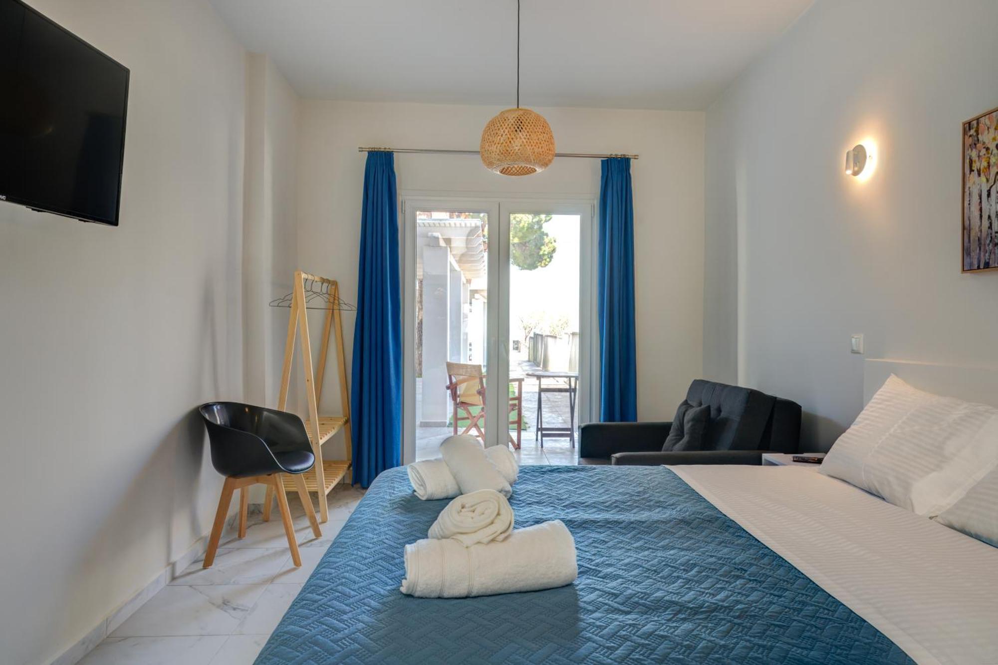 Molos Beachfront Apartments In 디아코프토 외부 사진