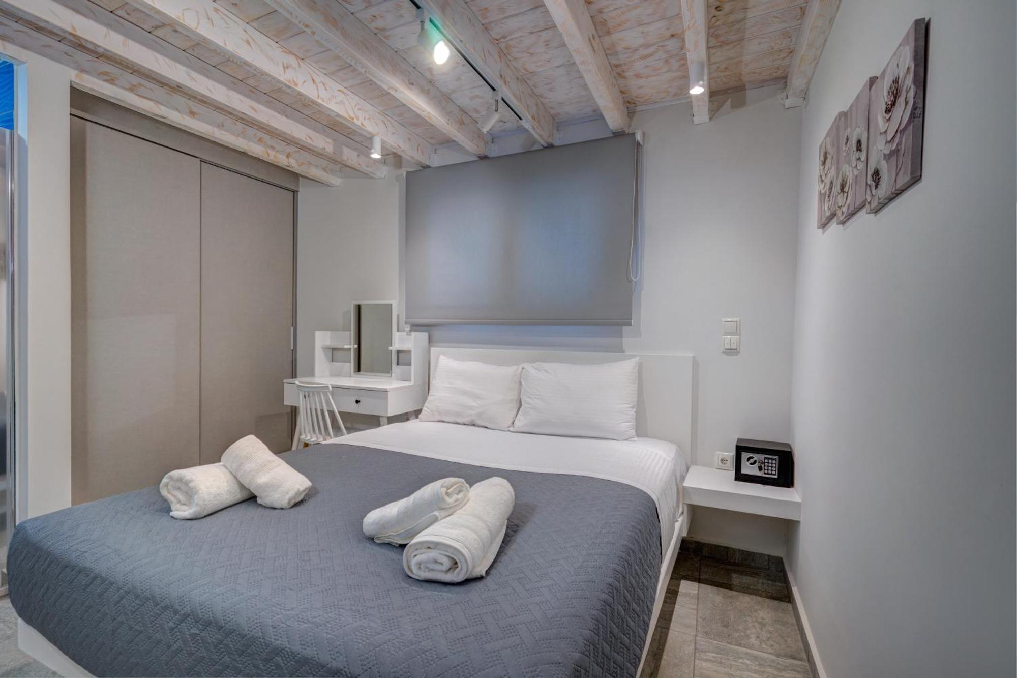 Molos Beachfront Apartments In 디아코프토 외부 사진