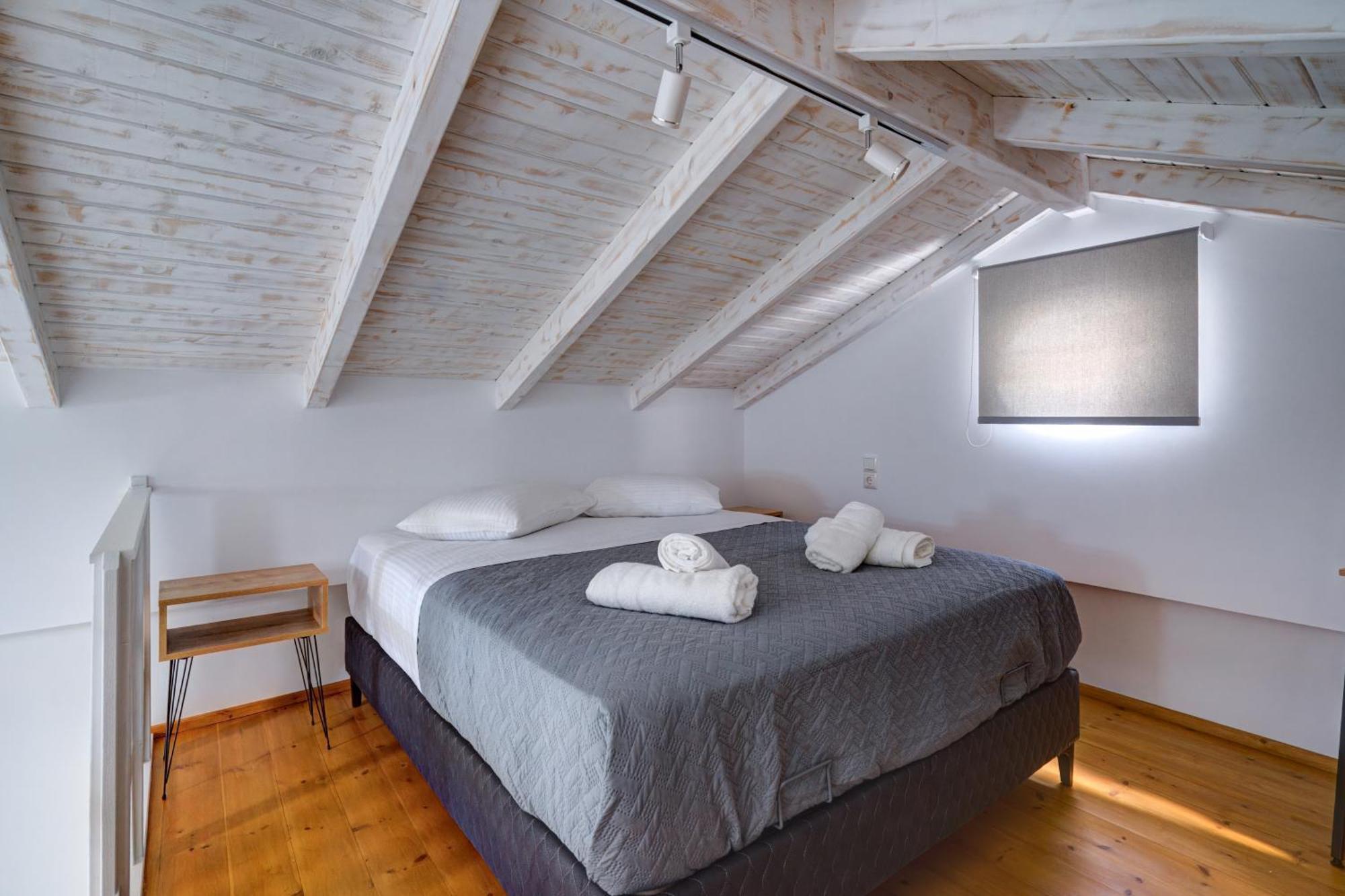 Molos Beachfront Apartments In 디아코프토 외부 사진