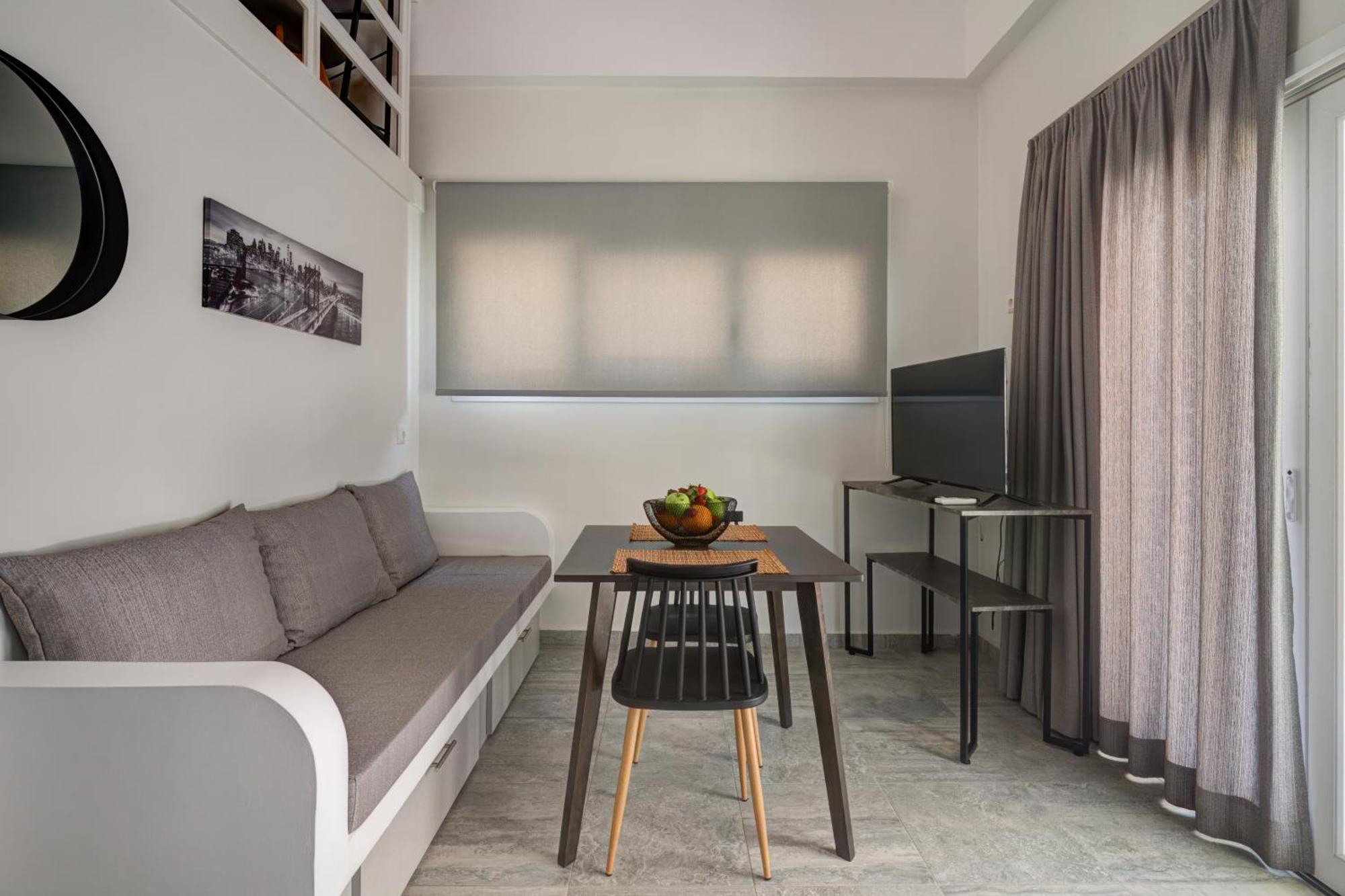 Molos Beachfront Apartments In 디아코프토 외부 사진