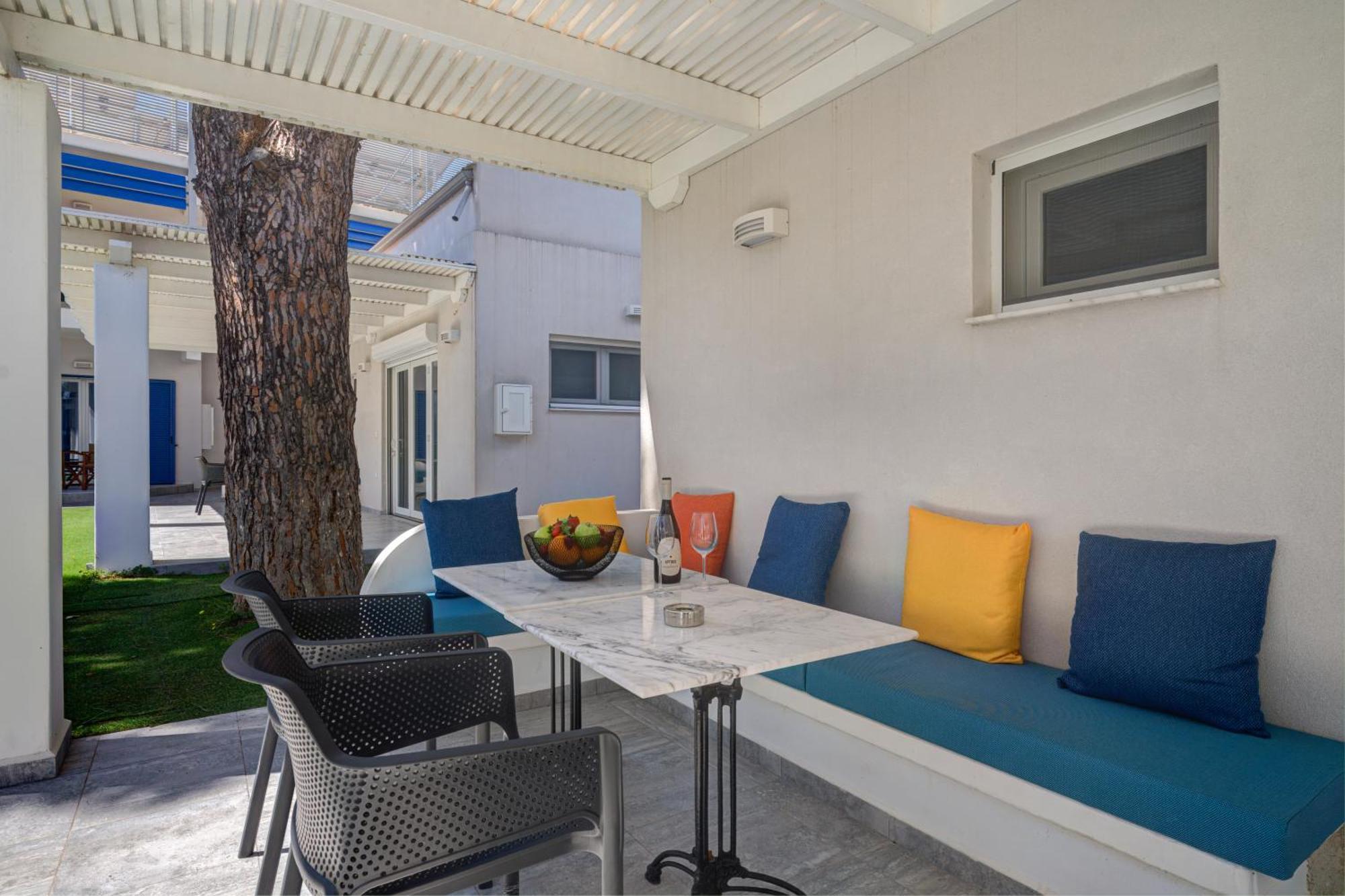Molos Beachfront Apartments In 디아코프토 외부 사진