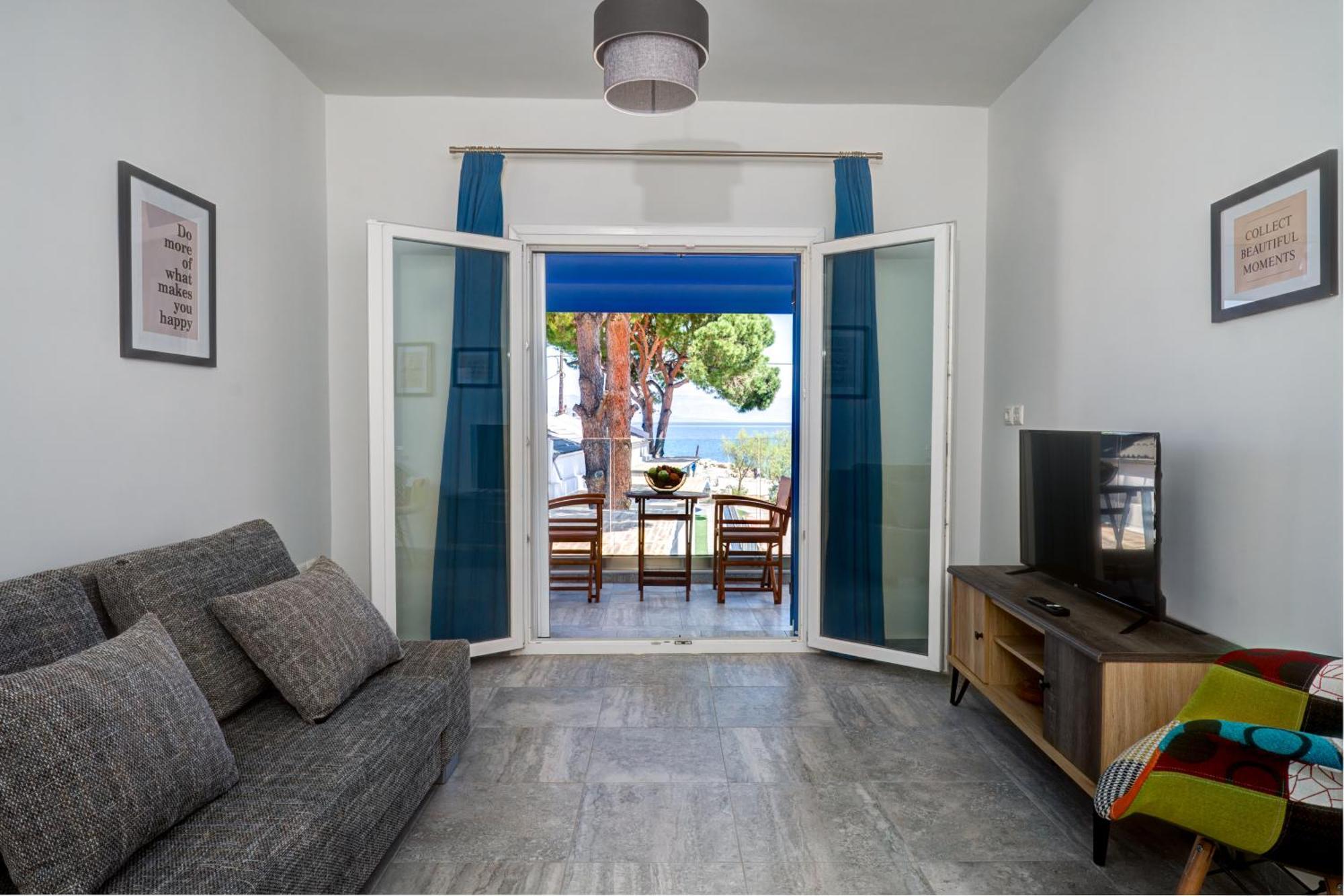 Molos Beachfront Apartments In 디아코프토 외부 사진